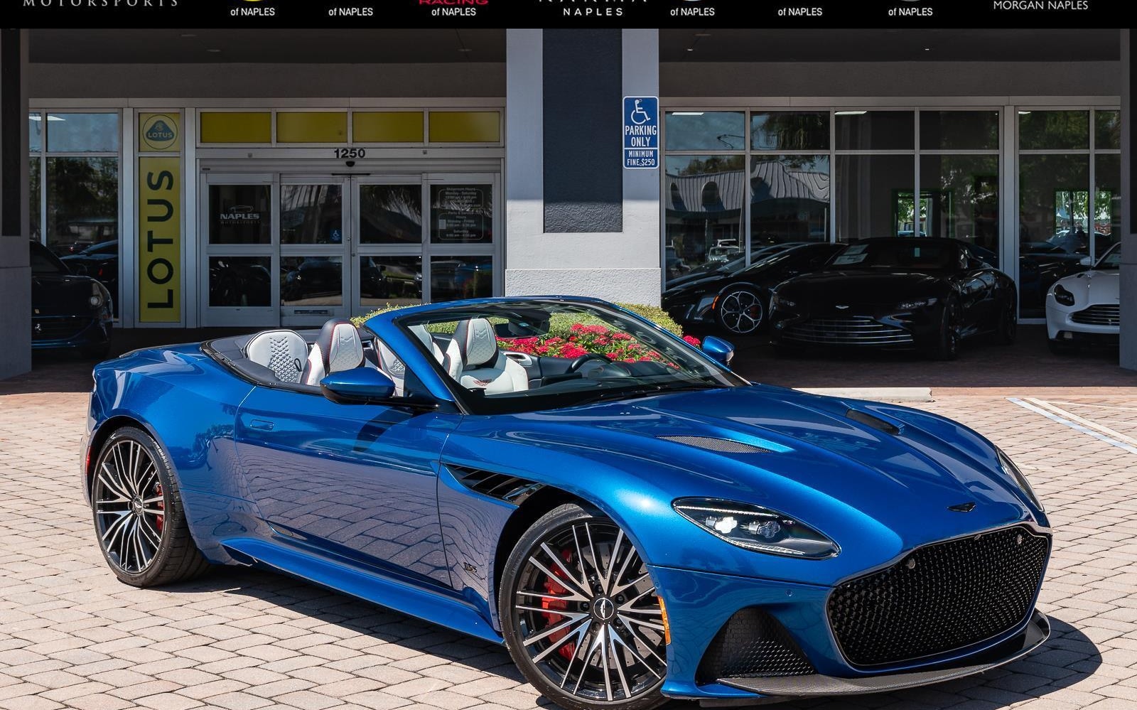 Aston Martin DBS 2022