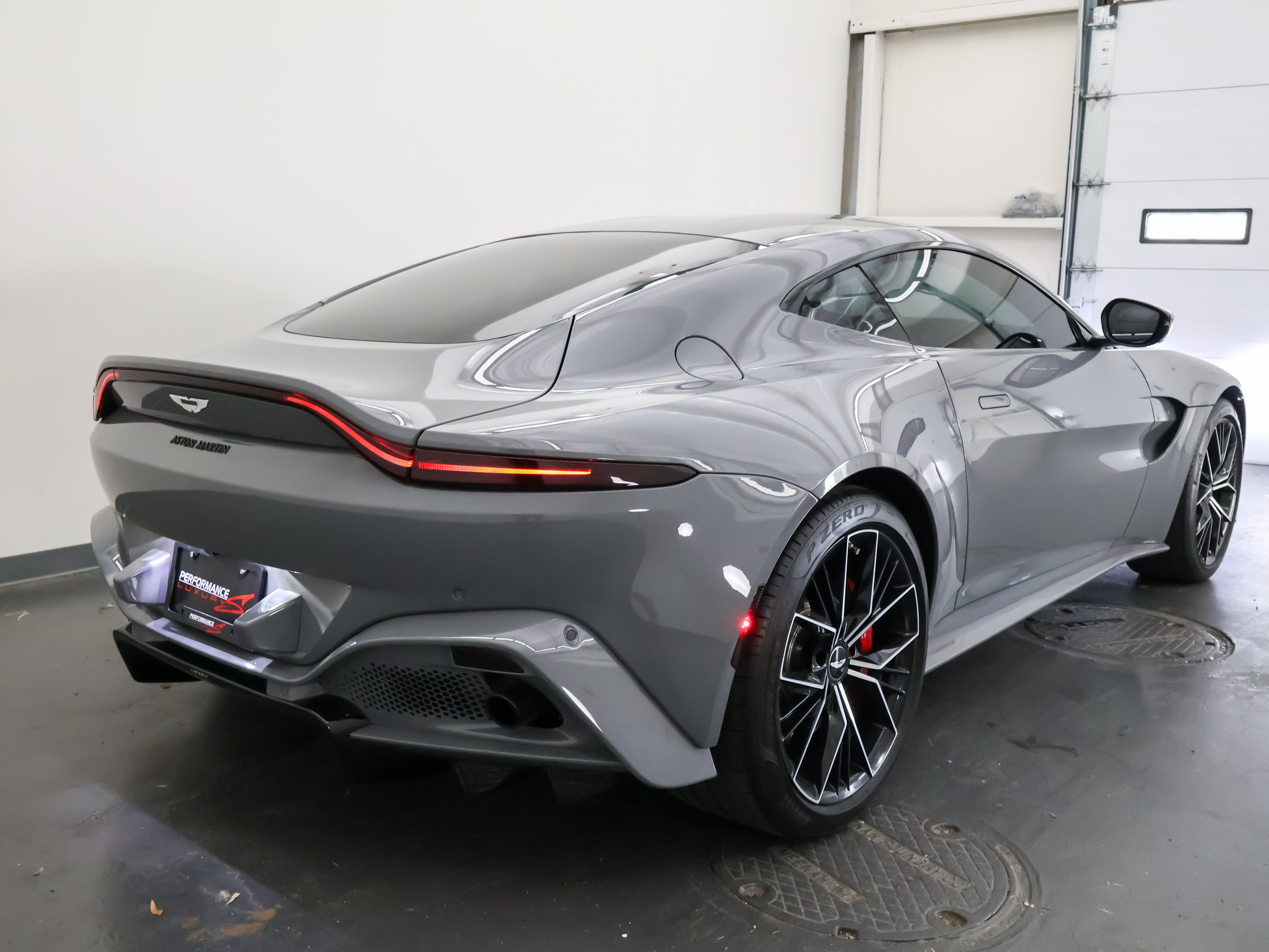 Aston Martin Vantage 2021, снимка 3