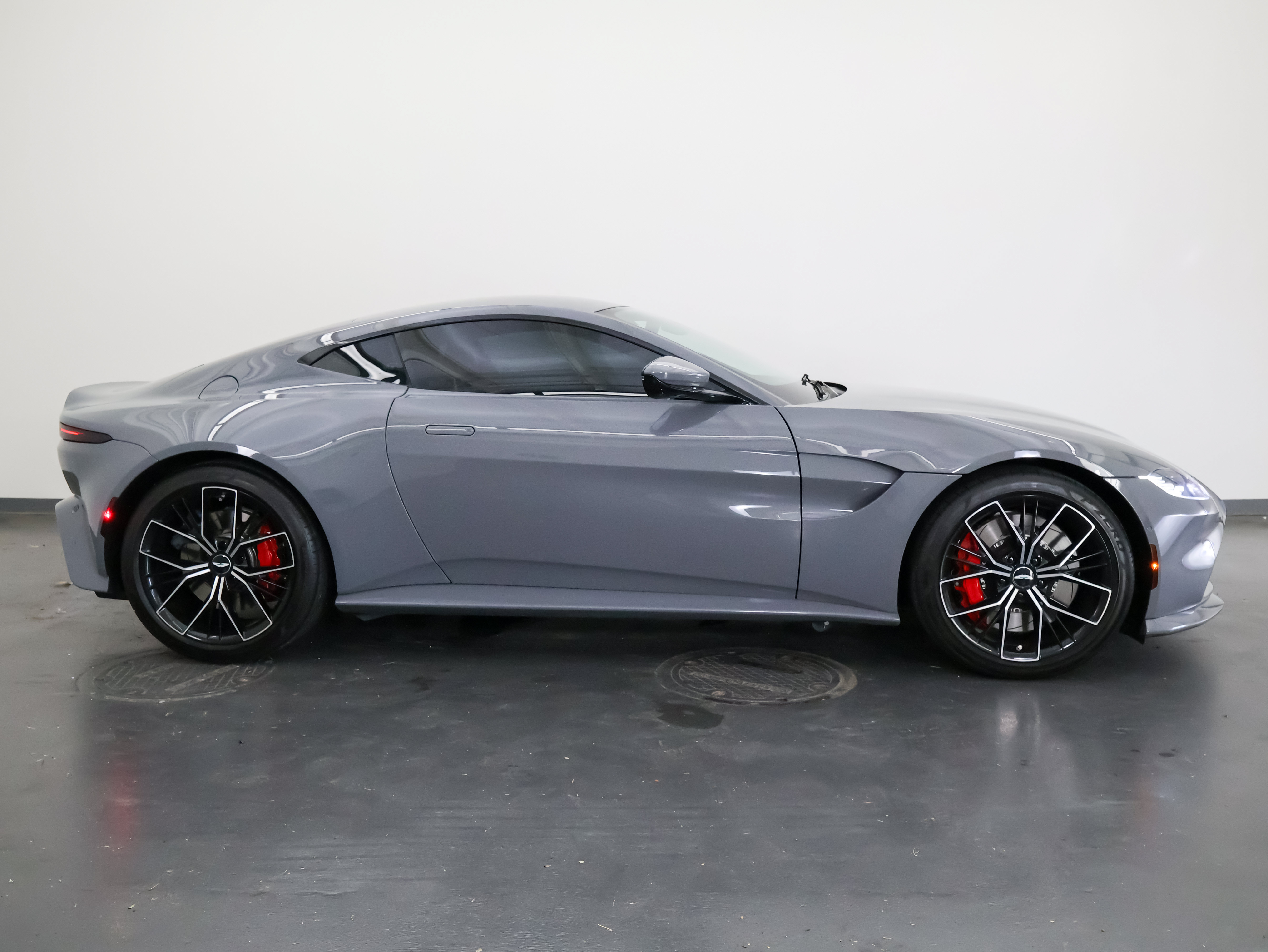 Aston Martin Vantage 2021, снимка 2