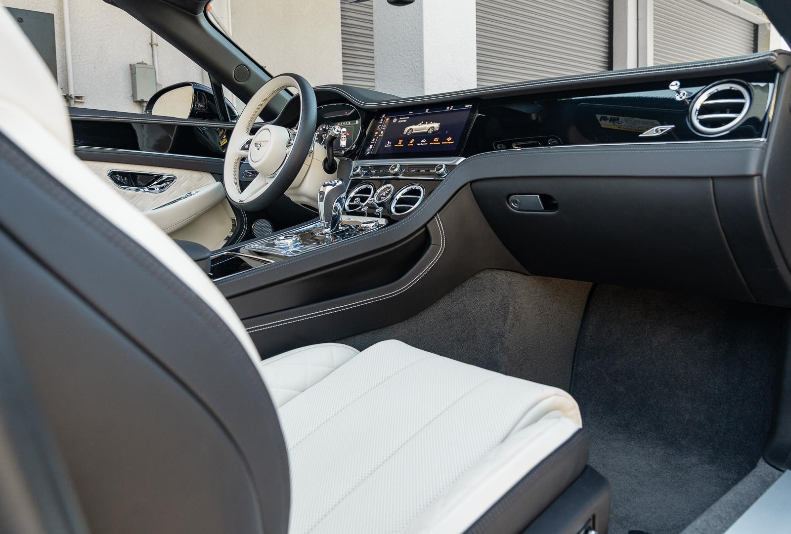 Bentley Continental GTC 2023, снимка 2