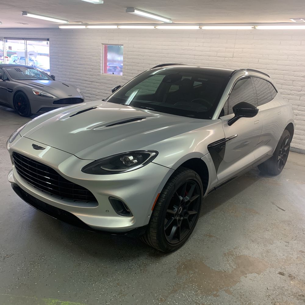 Aston Martin DBX 2021
