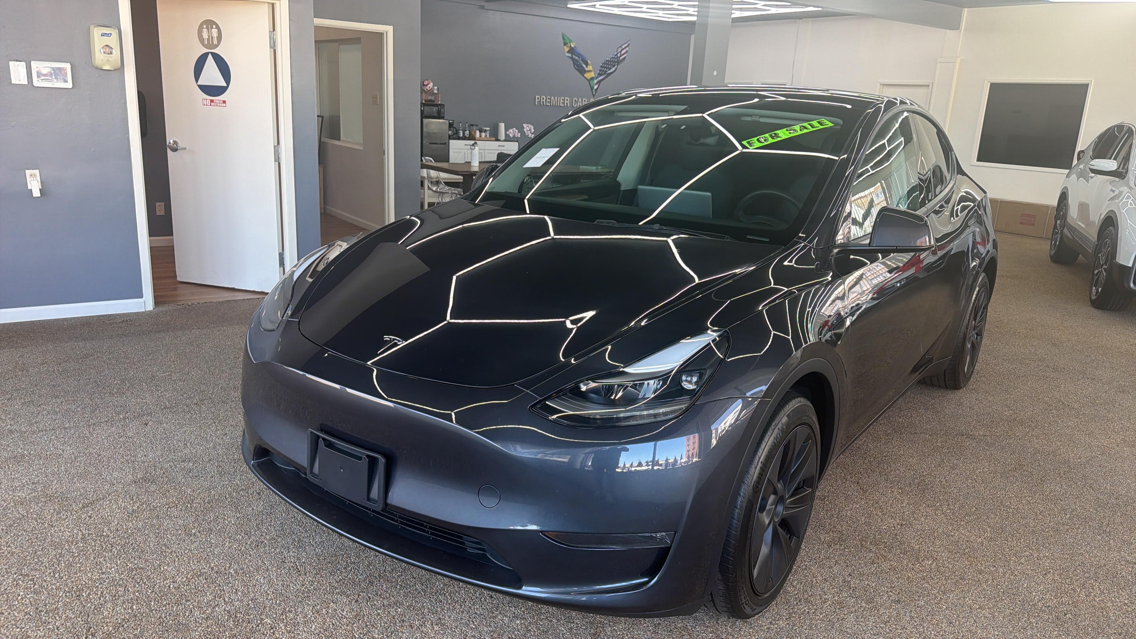 Tesla Model Y 2024