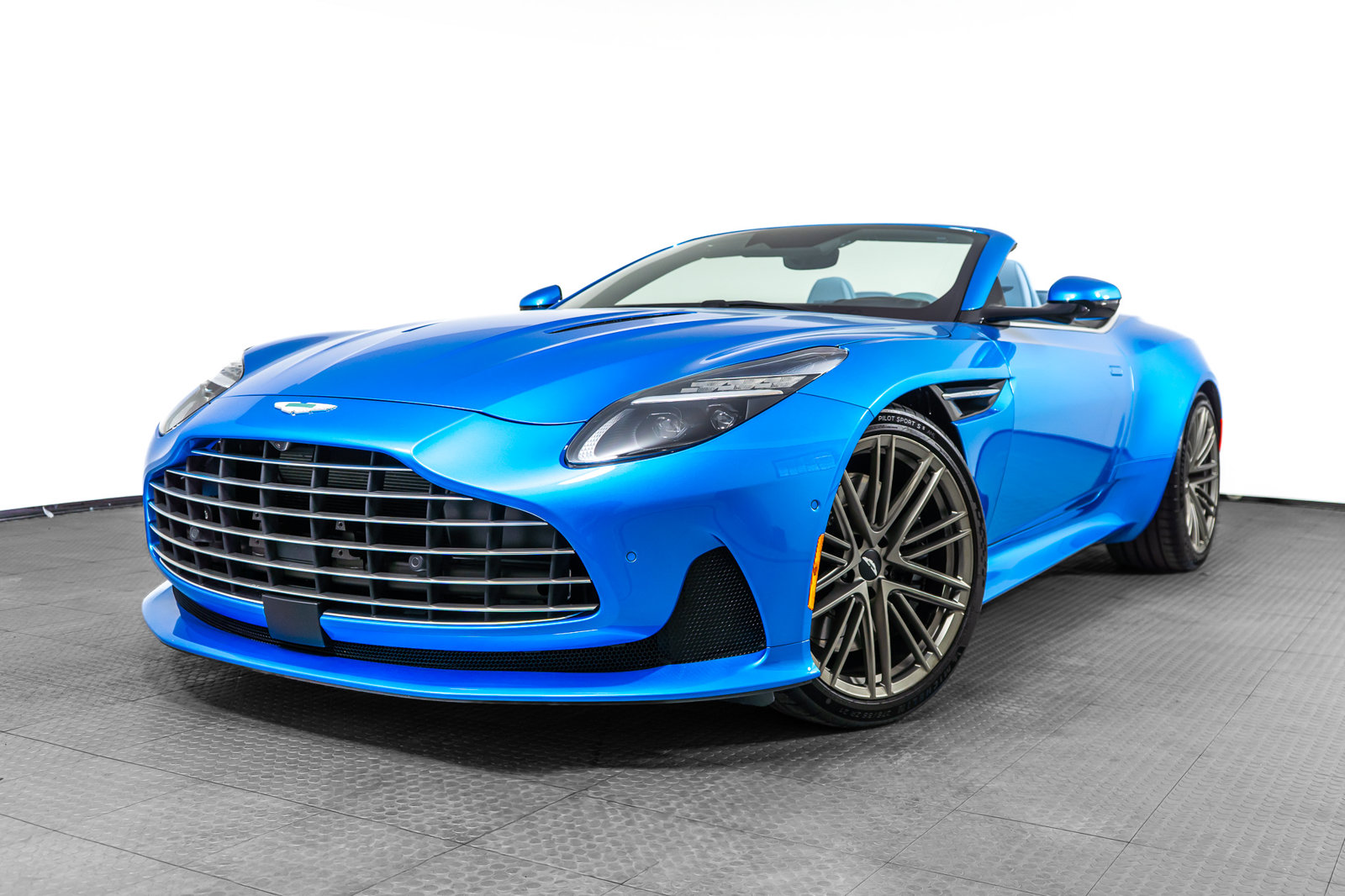 Aston Martin DB12 2024